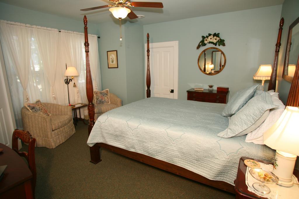 C.W. Worth House Bed And Breakfast Wilmington Room photo